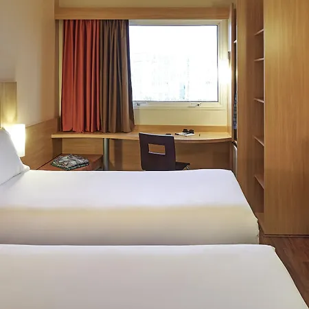 Hotel Ibis Paris La Defense Esplanade 3*