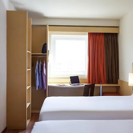 Ibis Paris La Defense Esplanade Hotell