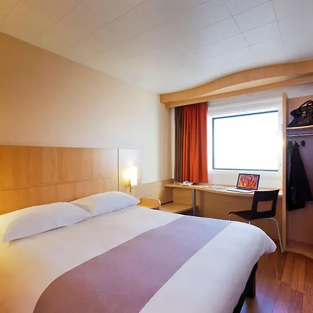 Ibis Paris La Défense Esplanade Hotel 3*