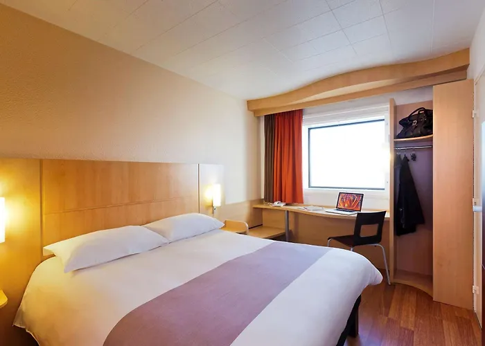 Ibis Paris La Defense Esplanade 酒店 3*